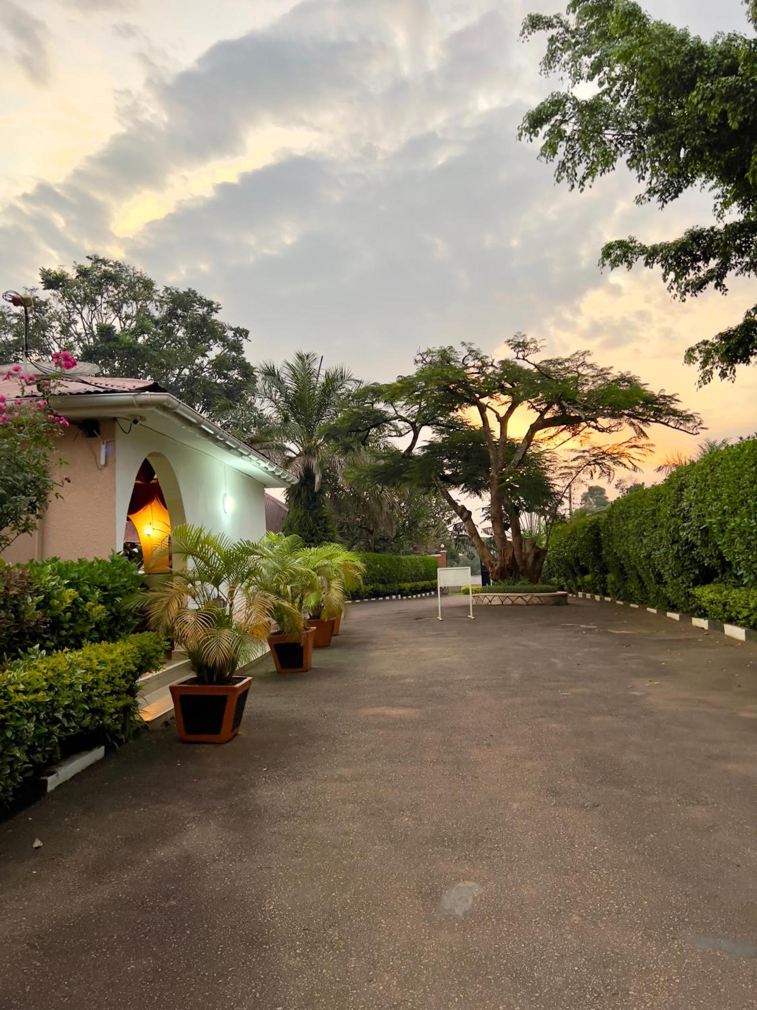 Sunset Hotel Entebbe Esterno foto